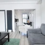 Luxe Living Family Home - Beach, Wifi, Parking
