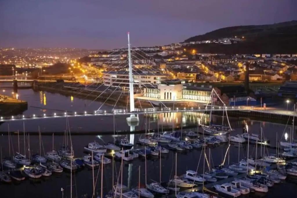 Apartment Luxe Living Family - Beach, Wifi, Parking Swansea