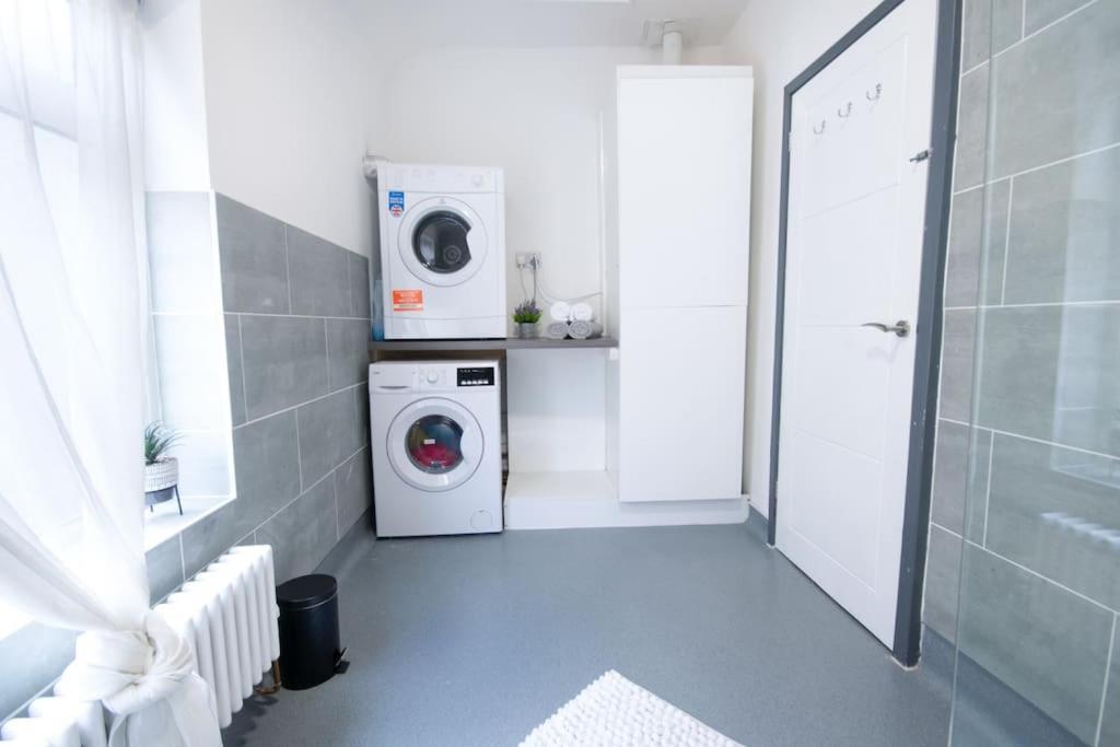 Luxe Living Family - Beach, Wifi, Parking Apartment