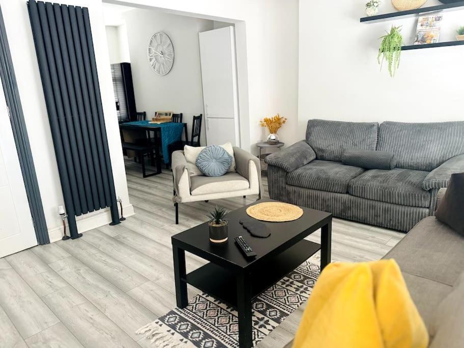 Luxe Living Family - Beach, Wifi, Parking * Swansea