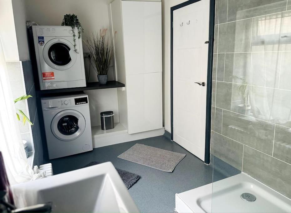 Luxe Living Family - Beach, Wifi, Parking Apartment