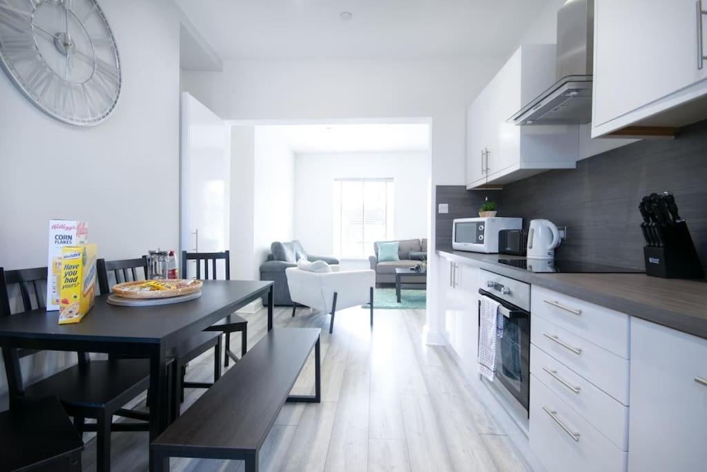 Luxe Living Family - Beach, Wifi, Parking Apartment Swansea